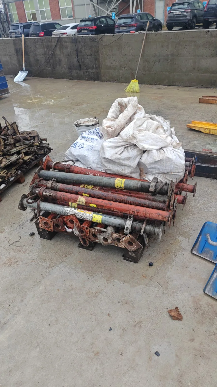 Urgent rental of short telescopic props