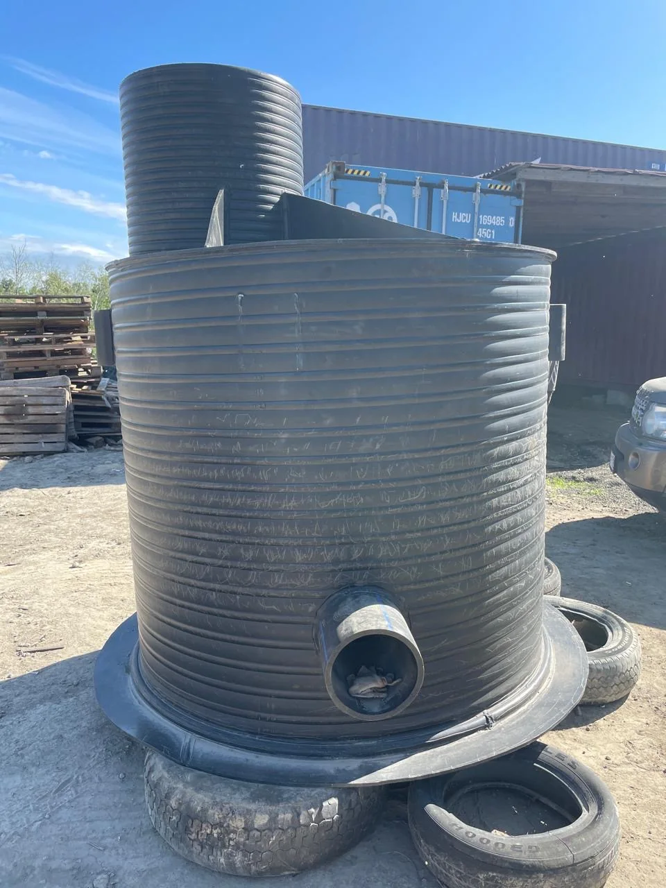 Drainage wells and related components